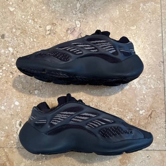 Yeezy 700 v3 alvach size 10.5